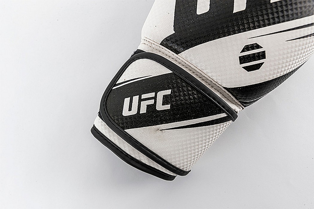 Боксерские перчатки UFC PRO Performance Rush White,12oz 1050_700